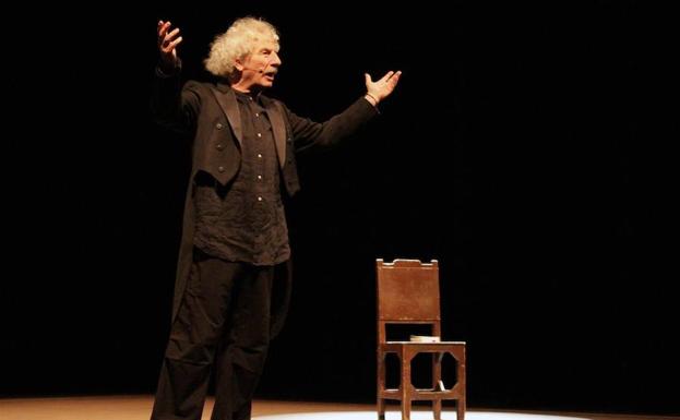 Rafael Álvarez, en una escena de 'Cómico' en el teatro Juan Bravo. /A. V.