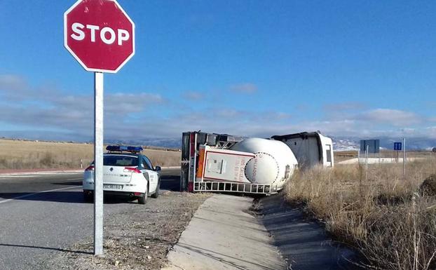 Camión accidentado en la provincia de Segovia, volcado en la cuneta. /Imagen de @radarSegovia