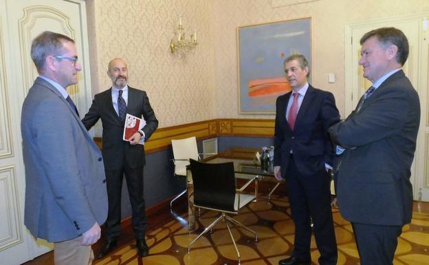 Francisco Vázquez y Jaime Pérez, con los representantes de la ACS, Manuel Muñoz y Juan Francisco Casado./El Norte