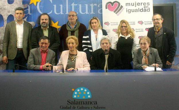 Algunos de los miembros de jurado con Pilar Fernández Labrador en el centro. /El Norte