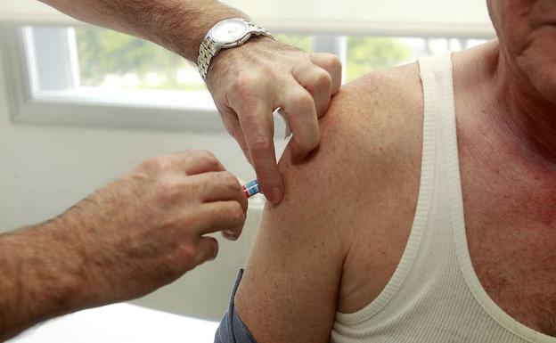 Administración de una vacuna contra la gripe. /Antonio Quintero