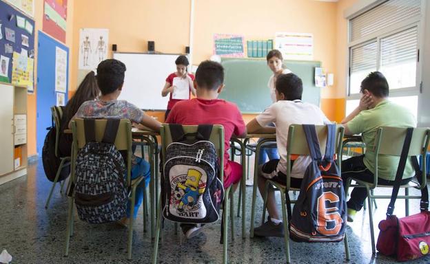 Varios alumnos en una clase del Colegio Miguel Íscar de Valladolid./G. Villamil