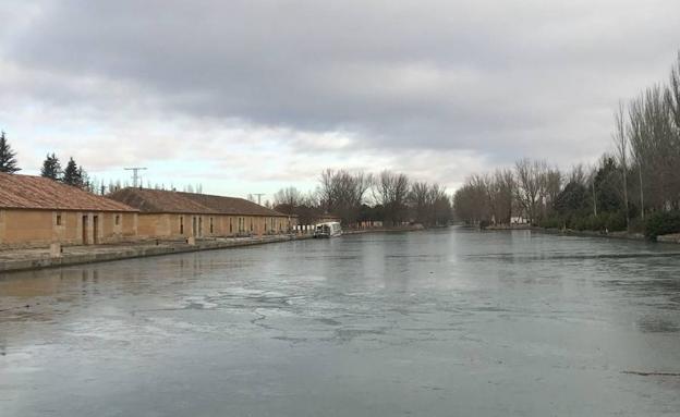 Placas de hielo en la superficie de las aguas del canal. /M.G.M.