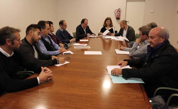 Mesa de trabajo del grupo 'León, destino en español'.