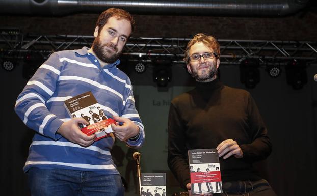 Manuel Recio (D) y el experto en ‘kinkología’, Iñaki García (I), con su obra ‘Atardecer en Waterloo’, en la que hacen un recorrido exhaustivo por la trayectoria de la banda británica, ‘The Kinks’/Carlos S. Campillo