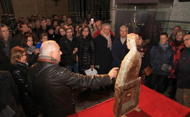 Los visitantes contemplan la talla románica del siglo XII de la Virgen con el Niño. /Antonio Tanarro