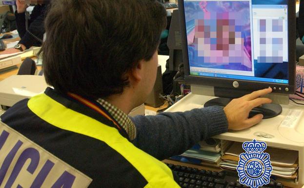 Un agente de la Brigada de Investigación Tecnológica (BIT) visiona las imágenes incautadas de pornografía infantil en una fotografía de archivo./EL NORTE