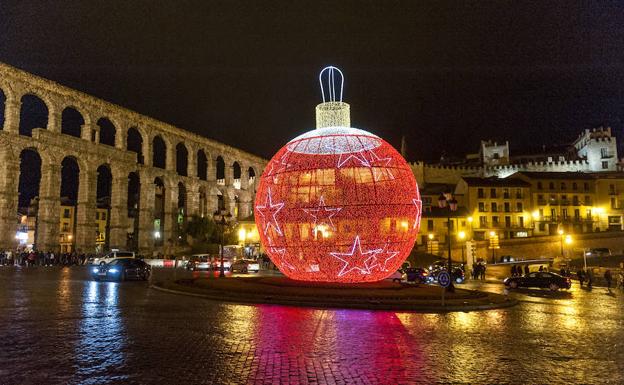 Bola navideña de catorce metros de altura en la Plaza de Artillería. /Óscar Costa