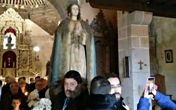 La procesión con la imagen de la Inmaculada Concepción, que se realizó por el interior de la iglesia./Marjés