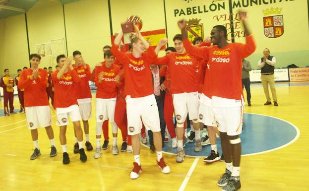 La selección española cadete celebra su triunfo en el torneo de Íscar. /Cruz Catalina