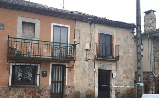 Precinto en la puerta de la vivienda donde se declaró el incendio, en la plaza de los Espejos. /Eva Esteban