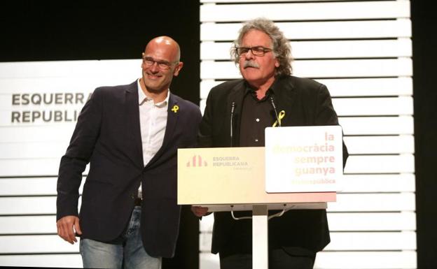 El exconseller recién excarcelado Raül Romeva (i) y el portavoz de los republicanos en el Congreso, Joan Tardà./Efe