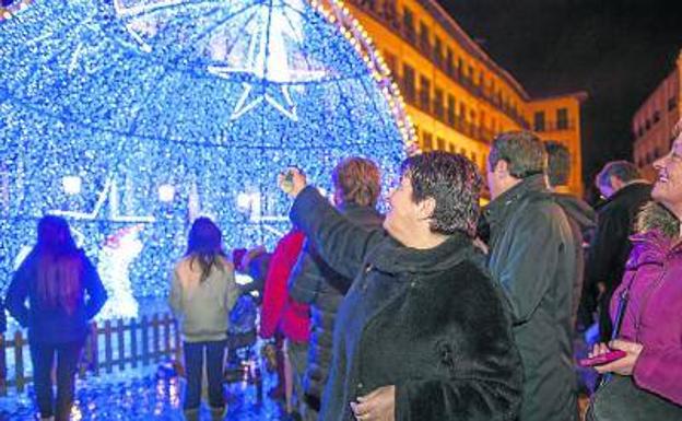 La alcaldesa procede al encendido de las lunes de Navidad. /Óscar Costa