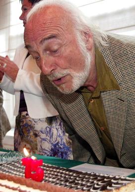 Héctor Alterio sopló las 75 velas en 2004 en Valladolid al recoger el Premio de Amigos del Teatro, único actor premiado por la asociación sin haber representado ese año en la ciudad.