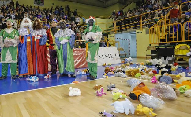 Imagen de la lluvioa de peluches de las pasadas Navidades en Würzburg. /MANUEL LAYA