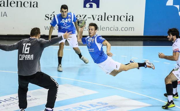 Miguel Camino se dispone a marcar ante Cupara, en la pasada Copa de Castilla y León. /Gabriel Villamil