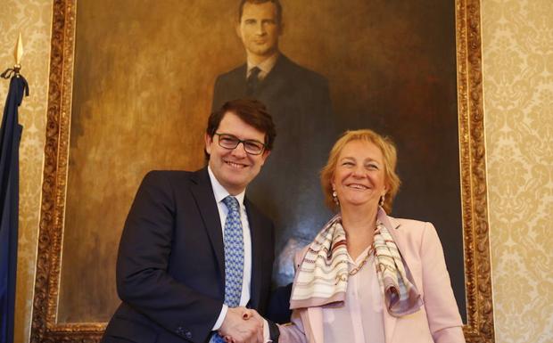 La consejera delegada de EspañaDuero, María Luisa Lombardero, y el vicepresidente de la Fundación Caja Duero, Alfonso Fernández Mañueco./WORD