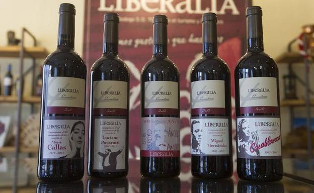 Botellas del vino 'Liberalia Cuatro', con las etiquetas conmemorativas./MARIAM A. MONTESINOS