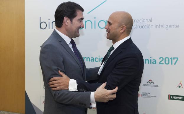 El consejero de Fomento, Juan Carlos Suárez-Quiñones, saluda al presidente de AEICE, Ricardo Fortuoso, en la inauguración del Congreso Internacional Bimtecnia. /Nuria Mongil
