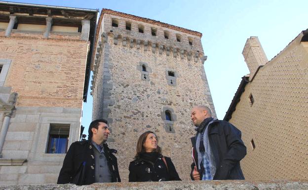 Alberto López Villa, Ana Peñalosa y Ángel Galindo, de IU, ante el Torreón de Lozoya./El Norte