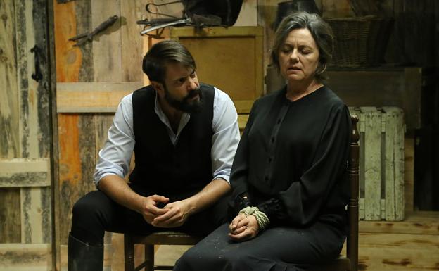 Severo y Carmelo descubren con horror que Venancia ha muerto