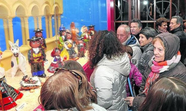 El belén del Palacio Provincial con figuras de trajes regionales está siendo muy visitado. /Marta Moras