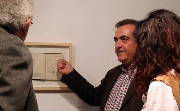 El periodista y coleccionista Manuel Cachafeiro explica a la concejala, Ana Redondo, el origen de uno de los documentos. /Henar Sastre