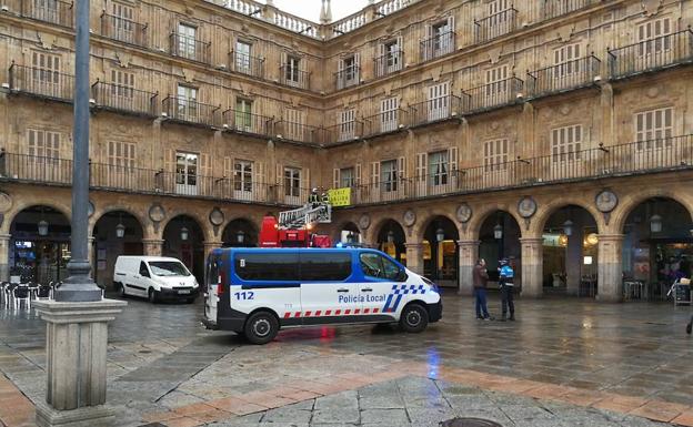 Colocación de carteles en la Plaza Mayor esta mañana./WORD