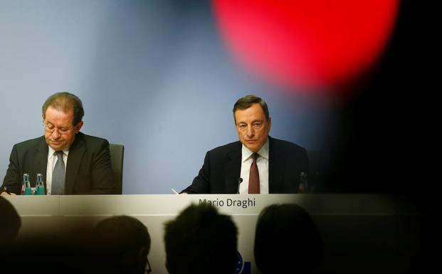 Draghi, antes de la rueda de prensa. /Ralph Orlowski (Reuters)
