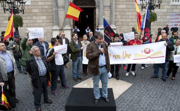 Policarpo Sánchez interviene en la concentración en defensa delArchivo, celebrada en abril de 2016 frente a la sede del Palau de la Generalitat. /WORD