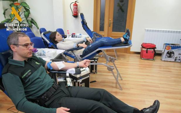 Un guardia civil dona sangre en la Comandancia./El Norte