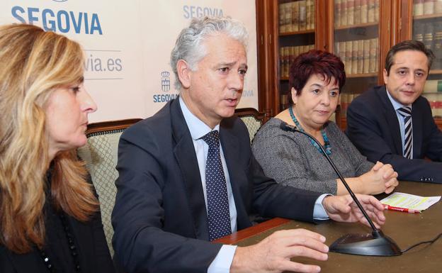 Sonia Ortuondo, responsable de la unidad de consultoria de Enerlis; Ibon Basterrechea, director general de la empresa; la alcaldesa, Clara Luquero, y el concejal José Bayón. /De Torre