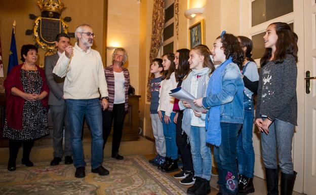 Un grupo de alumnos interpretan un villancico. /Óscar Costa