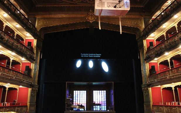 Proyector instalado en el teatro para subtitular la obra sobre el escenario. /El Norte
