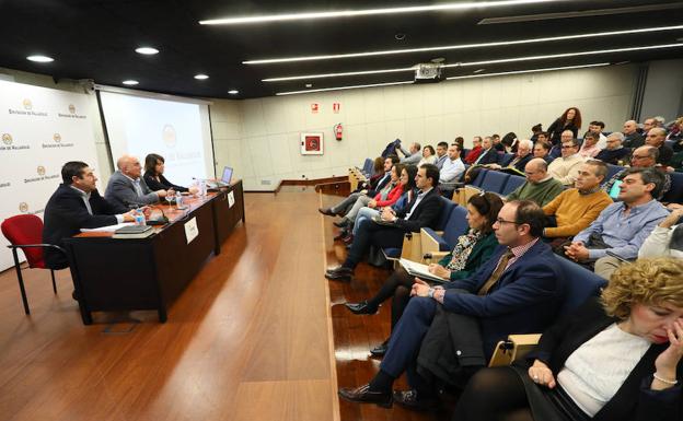 Carnero preside la reunión de alcaldes y secretarios./DPV