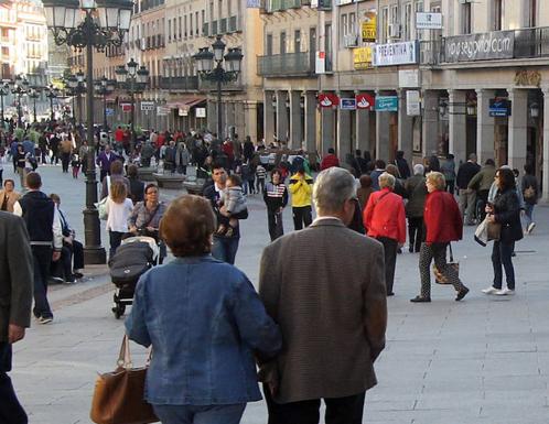 Viandantes caminan por la Avenida del Acueducto. /De Torre