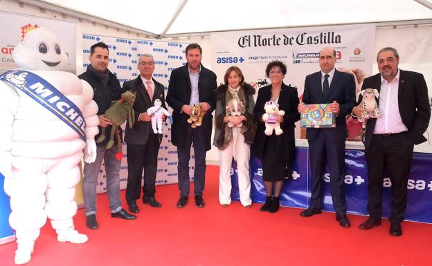 Hugo Fernández, de Agroinnova; Abel López, de Michelín; Óscar Puente, alcalde de Valladolid; Ascensión Martín, de Ambuibérica; Rafaela Romero, concejala de Servicios Sociales; José Manuel Llaneras, de Asisa, y Carlos Aganzo, director general de El Norte de Castilla, en la carpa./RAMÓN GÓMEZ