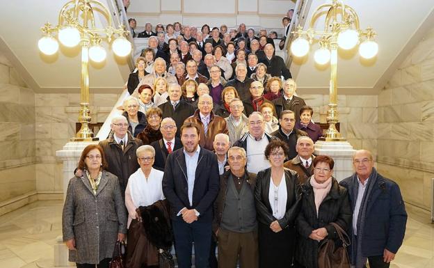 El alcalde y la concejala posan con los voluntarios en el Ayuntamiento./El Norte