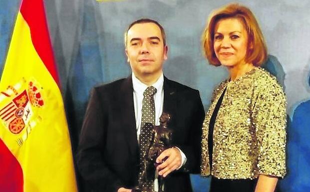 El periodista Álvaro Gómez, junto a la ministra Cospedal. /El Norte