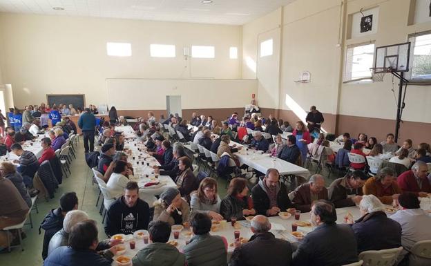 Unas 400 personas se dieron cita en la comida en la que se degustaron patatas meneás y productos del cerdo. /C. Briz