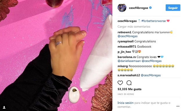 Daniella Semaan luce su anillo de pedida. /
