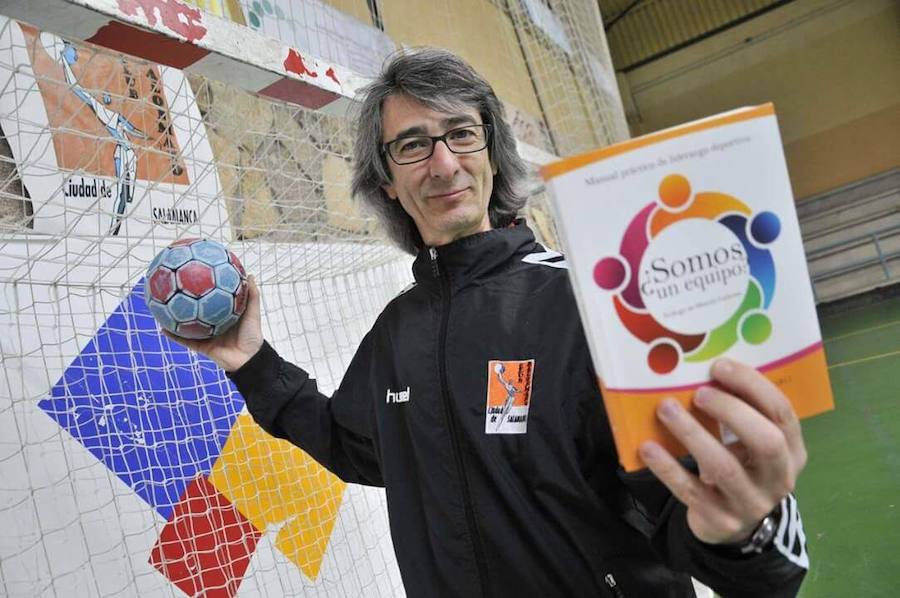Juan García, con una de sus publicaciones. /