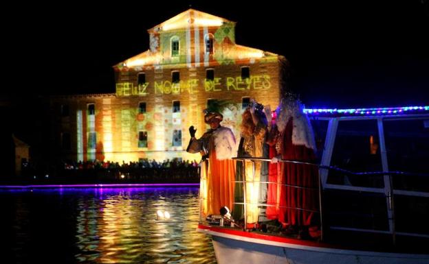 LLegada de los Reyes por el Canal de Castilla./