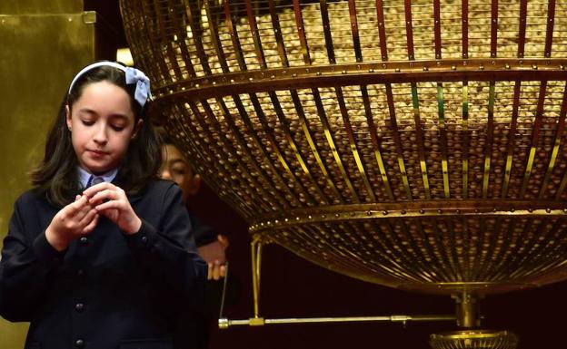 Una niña de San Ildefonso, durante el sorteo del año pasado./EL NORTE