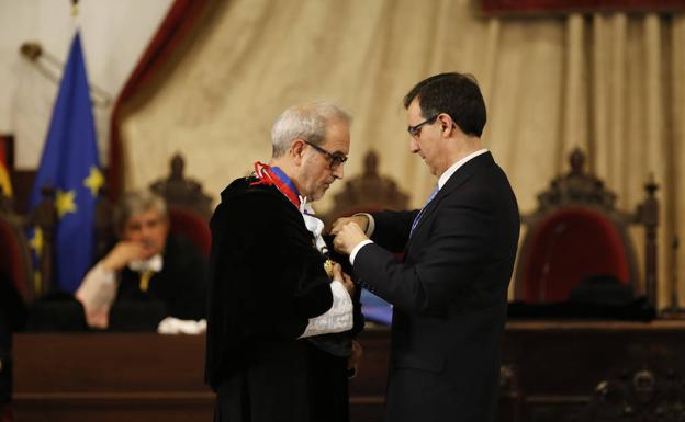 Ruipérez se desprende de sus atributos rectorales. /