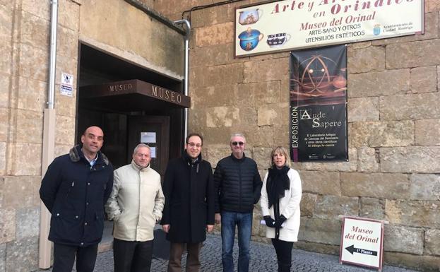 Los representantes populares a la entrada del museo. /S.G.
