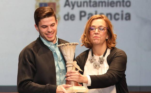 Óscar Husillos recibe el premio al mejor deportista palentino de 2017 de la mano de Ángeles Armisén./MARTA MORAS