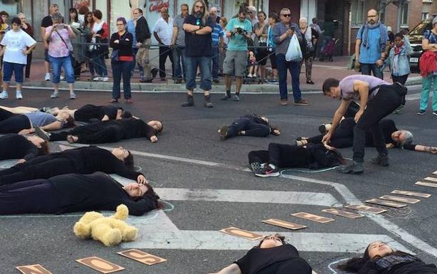 Acto de protesta por la muerte de la pequeña Sara./El Norte