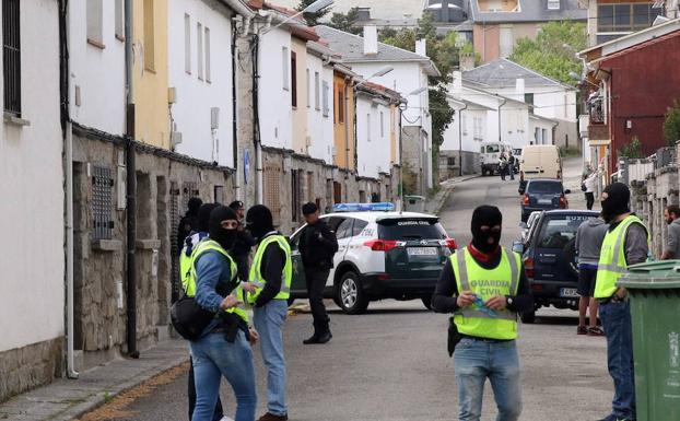 Operación policial contra el yihadismo, el pasado abril en El Espinar. /A. de Torre