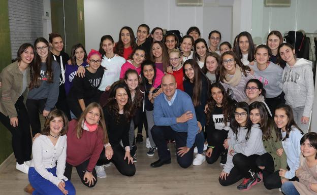 Grupo de alumnas de la academia de artes escénicas con su mentor, Sergio Sanjuán, en primer término.